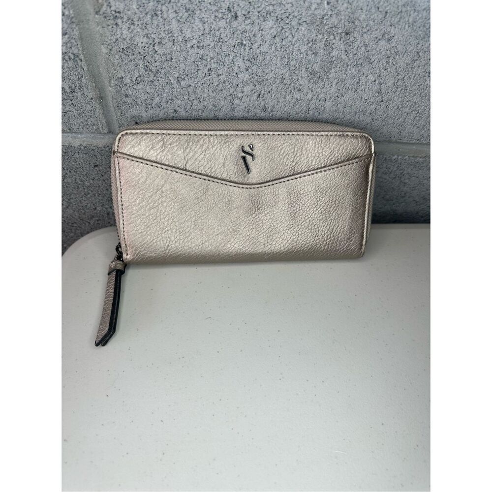 SimplyโVera Wang Signature Long Zip WalletโMetallic